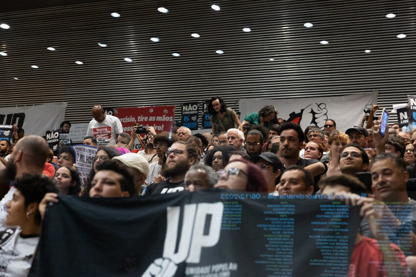 Grupo protesta contra privatização da Sabesp e PM usa gás e bomba na Alesp  