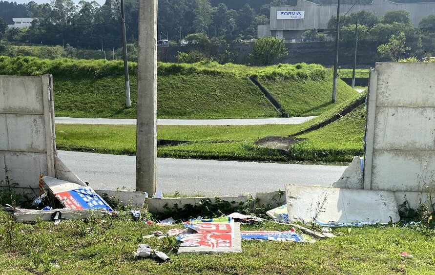 Jovem morre ao fugir de ladrões e colidir com poste e muro em S.Bernardo