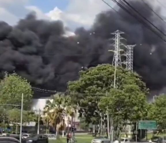 Incêndio atinge empresa em Mauá; Veja vídeo