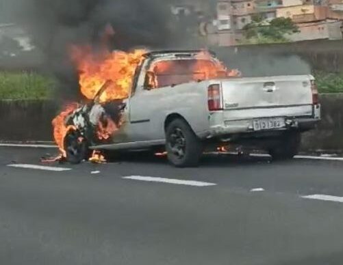 Veículo pega fogo na Rodovia Anchieta; Veja vídeo