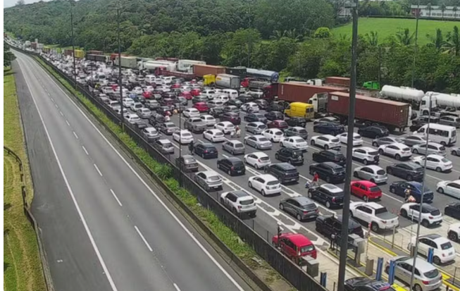 Motoristas com destino ao litoral enfrentam congestionamentos