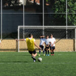 Jogador batendo falta
