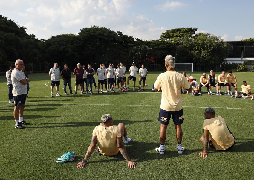 Dorival Júnior e os jogadores do São Paulo