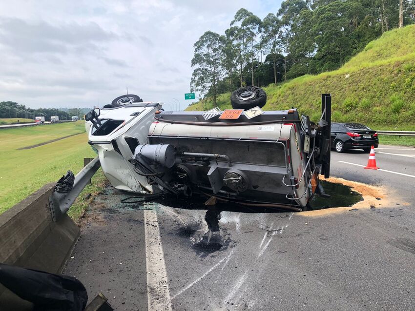 Em São Bernardo, caminhão tomba e deixa duas vítimas