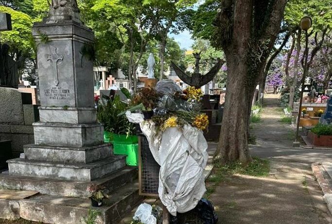 Família denuncia abandono e sujeira no cemitério da Vila Assunção, em Sto.André