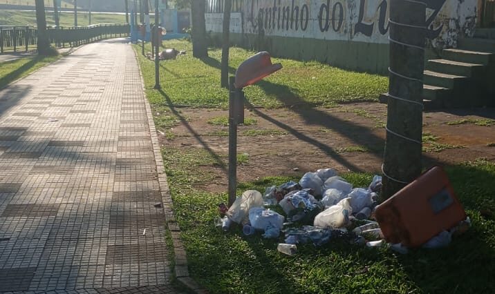 lixeira quebrada no Riacho Grande