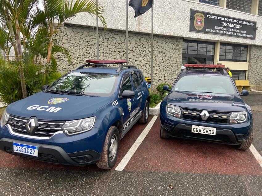 viatura da GCM de Ribeirão Pires na frente da Delegacia