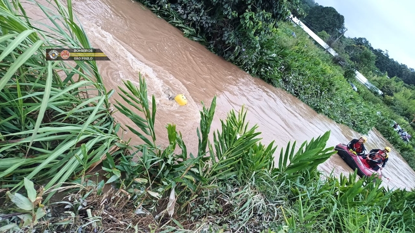 Enxurrada em Parelheiros leva dois caros e uma pessoa está desaparecida