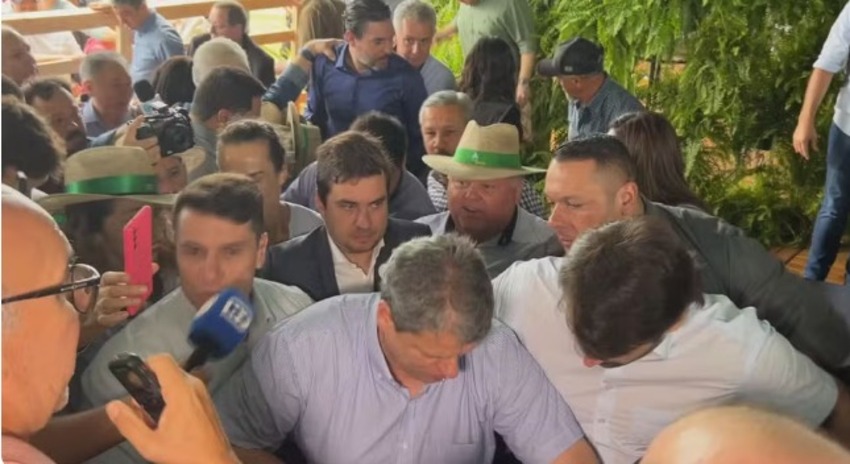 Palco cede durante coletiva com governador em SP