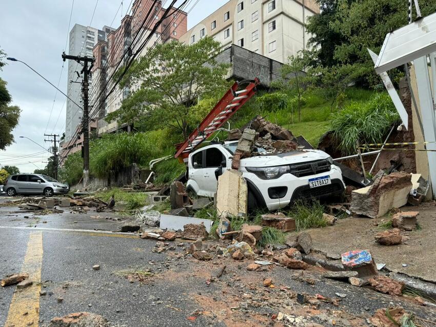 Vídeos: Chuva derruba muro, árvores e deixa ruas alagadas em Diadema