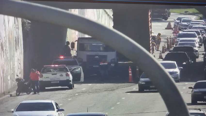 Vídeo: Em Santo André, caminhão colide no viaduto e deixa 2 feridos