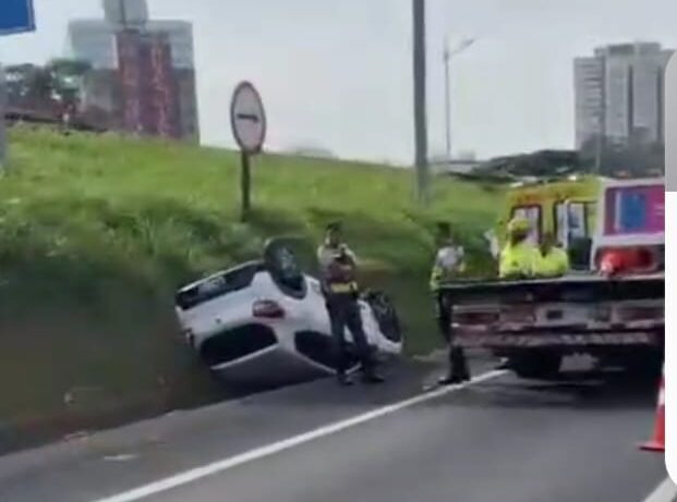 Capotamento de veículo na Anchieta deixa um ferido; Veja vídeo