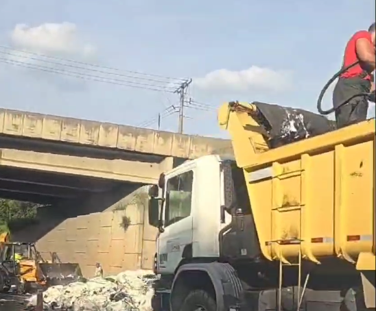 Vídeo: Caminhão com carga de algodão pega fogo no Rodoanel e causa transtornos