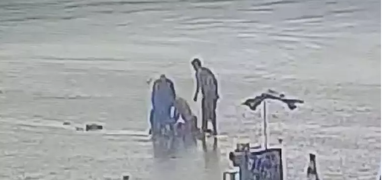 Vídeo: Mulher perde a vida ao ser atingida por raio na praia Caiçara