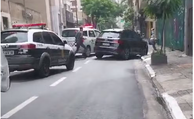 Perseguição em SP termina com policial atropelado por carro blindado