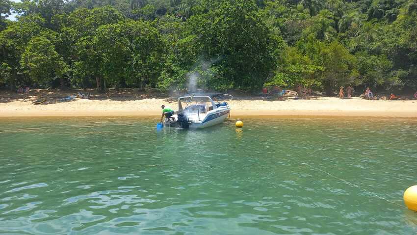 lancha em Ubatuba