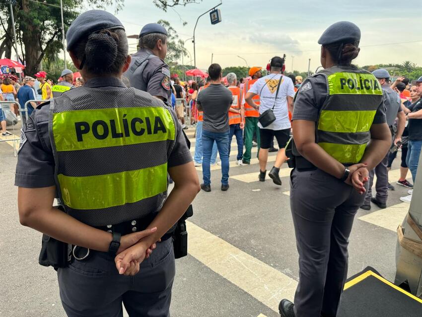 policiais militares durante o carnaval