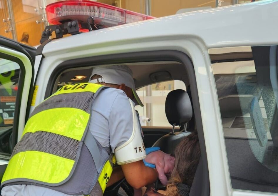 PM auxilia parto dentro de uma viatura no centro de São Paulo