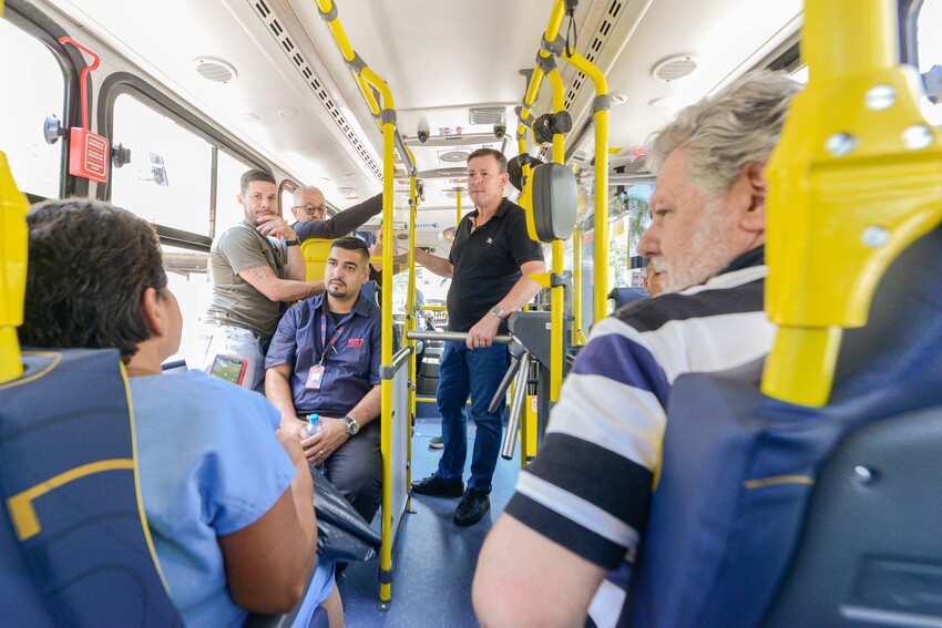 prefeito Orlando Morando em ônibus de São Bernardo