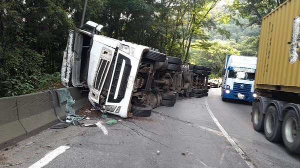 Carreta com 26 toneladas de frango tomba na rodovia Anchieta