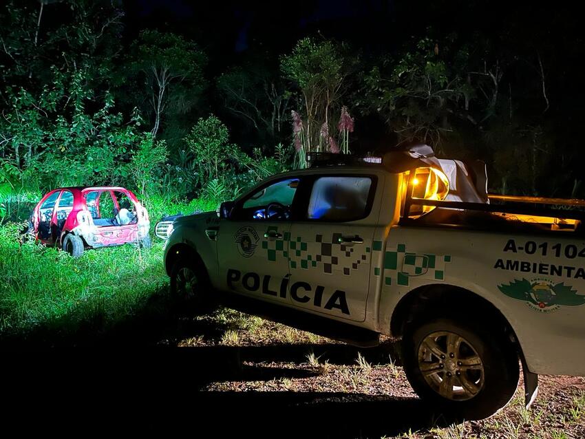 Vídeo: Polícia ambiental flagra em Paranapiacaba trio desmanchando carro