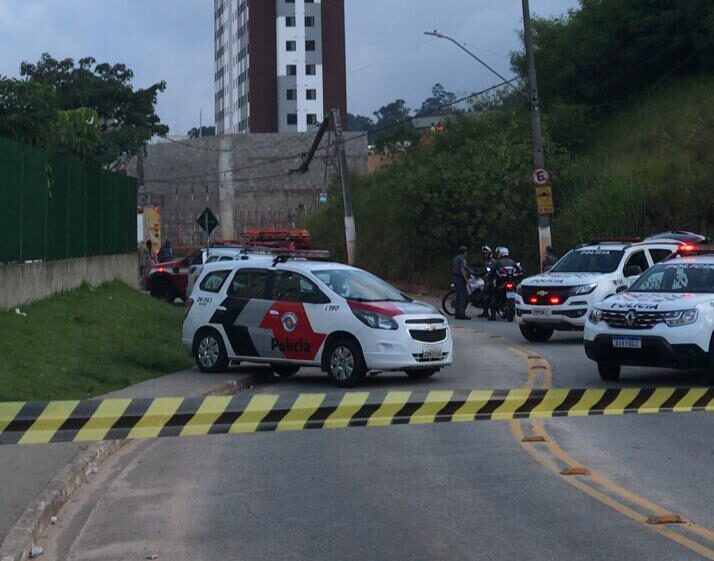 Vídeo: Muro de prédio particular cai e deixa vítimas em S.Bernardo