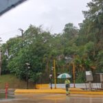 funcionários da Ecovias na chuva