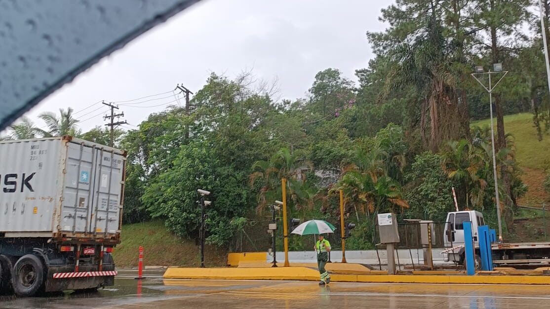 funcionários da Ecovias na chuva