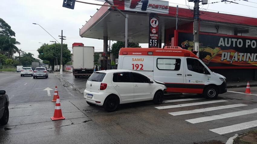 Ambulância do Samu colide com carro em Diadema