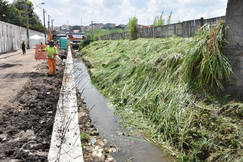 Santo André canaliza Córrego Utinga e recupera rua que estava fechada