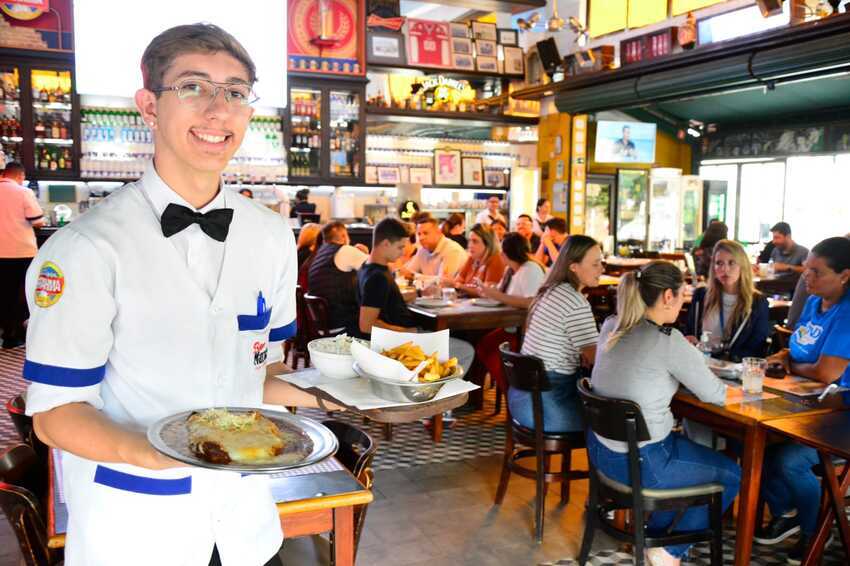 Santo André e Sehal promovem curso gratuito para garçom e garçonete