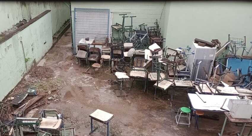 Entulho nos fundos de escola estadual de S.Bernardo preocupa moradores