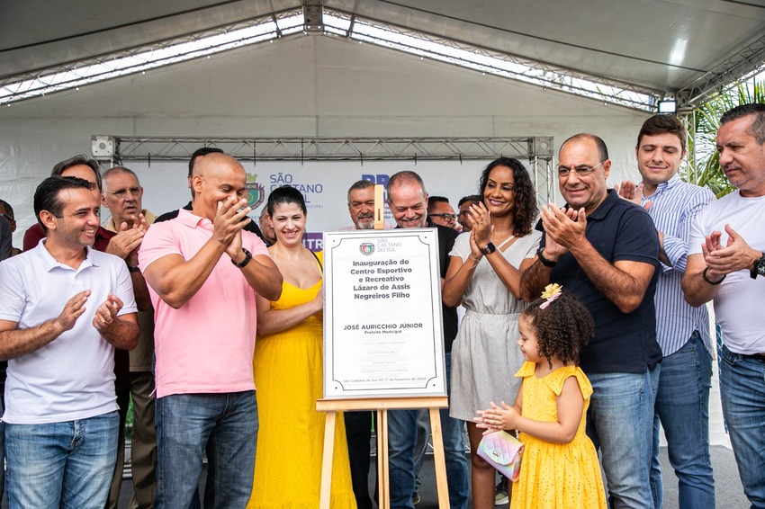 São Caetano entrega mais um campo de futebol e homenageia Lazinho