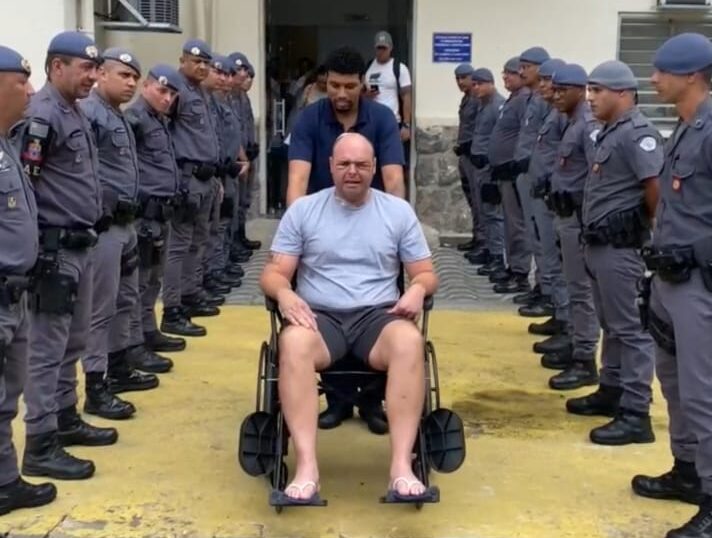 Sargento ferido no litoral é homenageado por colegas após alta hospitalar