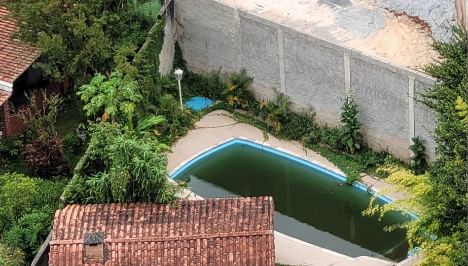 Moradora recusa visita da vigilância sanitária em caso de piscina com água suja