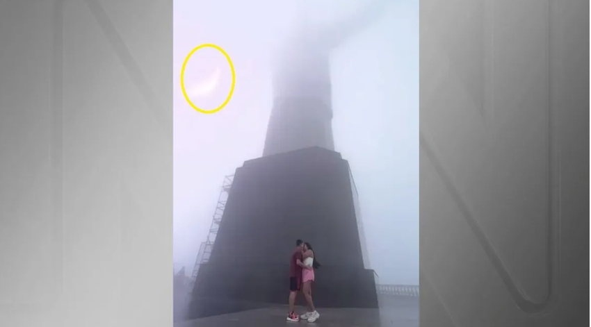 Vídeo: Raio atinge o Cristo Redentor enquanto casal se beija e tira foto