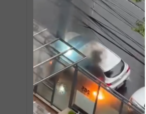 Cabo energizado cai em Santo André e atinge veículos; Veja vídeo