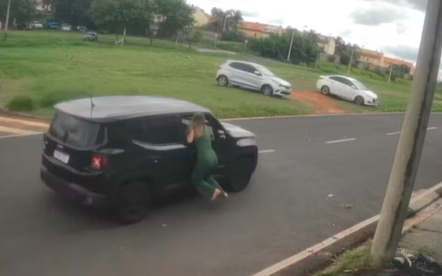 Vídeo: Mulher arrasta vendedora de cosméticos pendurada em janela de carro