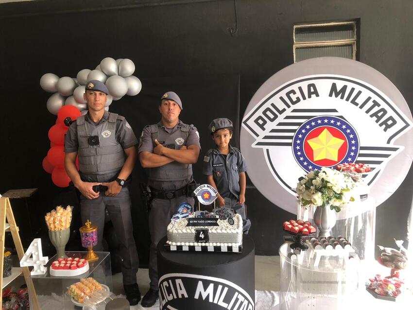 Criança fã de policiais militares ganha festa surpresa no aniversário