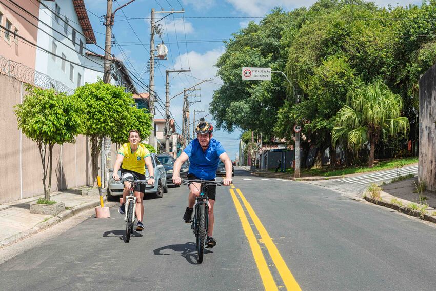 Prefeito Orlando Morando entrega conclusão de asfalto novo na Vila Marchi