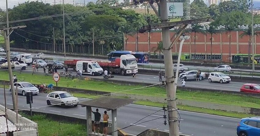 colisão carro e moto na Anchieta