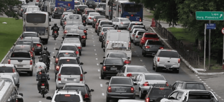 carros na avenida