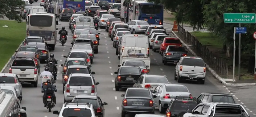 carros na avenida