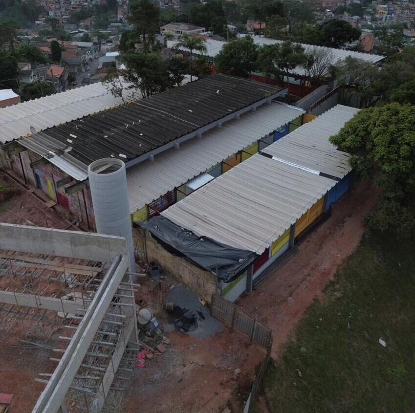 Concreto cai de guindaste e crianças correm risco em escola de Diadema