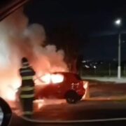 Incêndio em veículo é registrado em vídeo na Anchieta