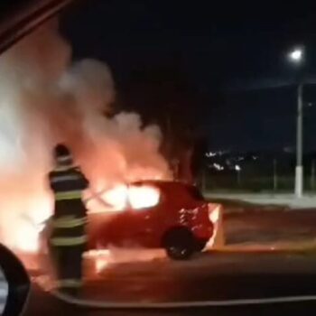 Incêndio em veículo é registrado em vídeo na Anchieta