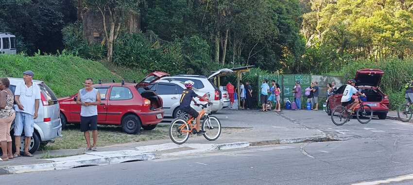 moradores na bica d´água em Rio Grande da Serra