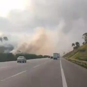 Vídeo: Incêndio na Rodovia dos Imigrantes mobiliza equipes de emergência