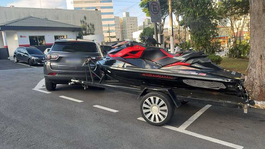 carros de luxo e jet-ski.