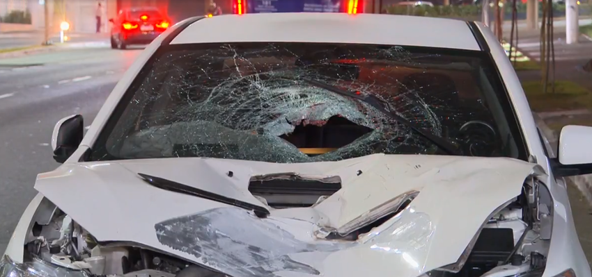 carro destruído na frente